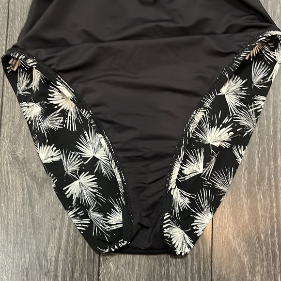 La Blanca Petal Pusher One-Piece Women's - Picture 12 of 13